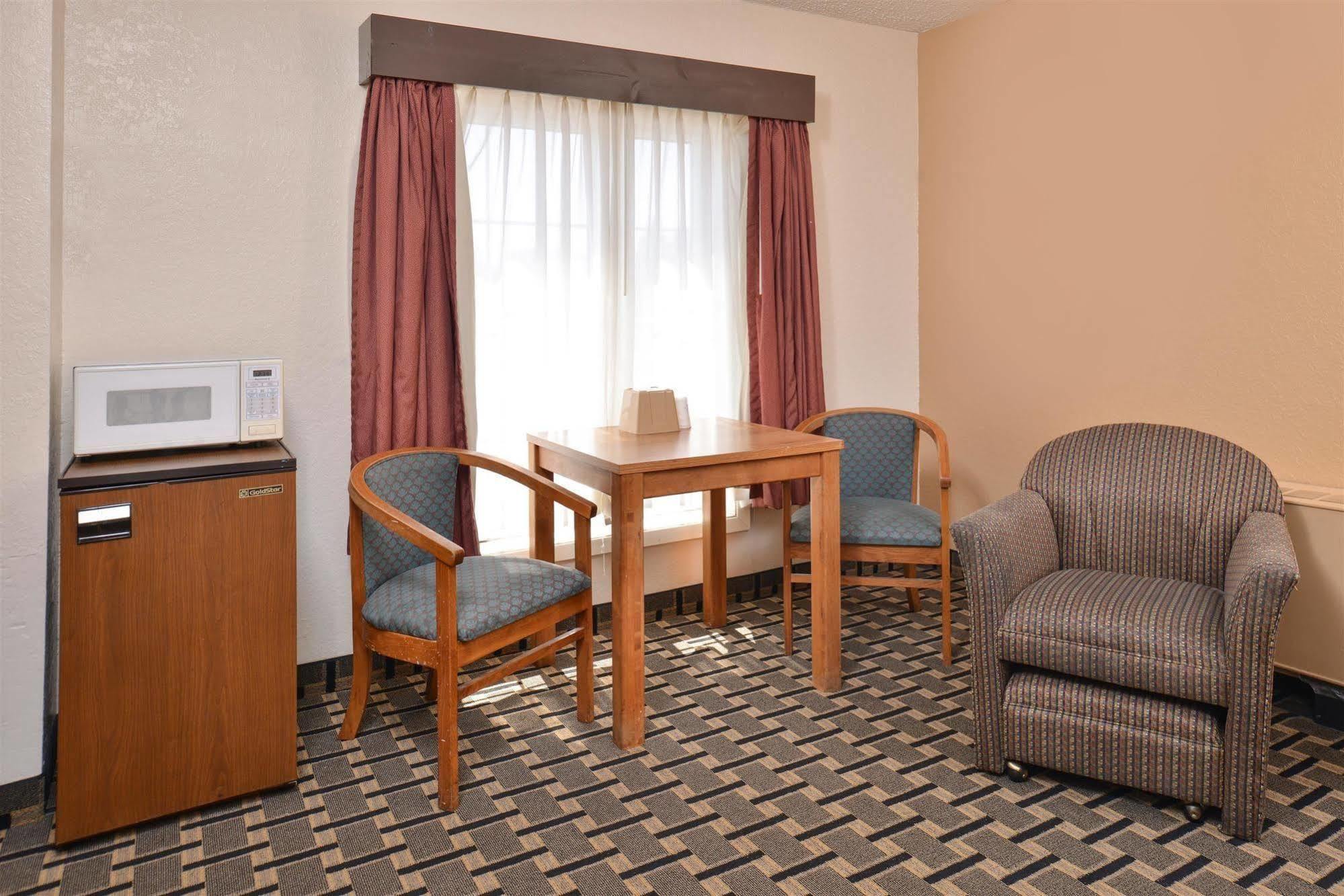Americas Best Value Inn And Suites St. Cloud Exterior photo